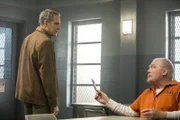 Special Agent Prides Vater Cassius (Stacy Keach, r.) wartet im Staatsgefängnis auf seine jährliche Bewährungsanhörung. Pride (Scott Bakula, l.) hat sich bisher geweigert, sich für die Entlassung seines Vaters auszusprechen, da er davon überzeugt ist, dass Cassius nur im Gefängnis vor sich selbst sicher sein kann. Doch wie wird es diesmal handeln?