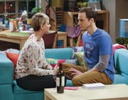 Penny (Kaley Cuoco, l.) und Sheldon (Jim Parsons, r.) nehmen an einem Experiment teil, bei dem sie sich persönliche Fragen stellen und sich minutenlang in die Augen schauen, um herauszufinden, ob so Intimität entsteht.