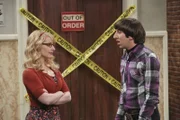 Bernadette (Melissa Rauch, l.) hält es für keine gute Idee, dass Howard (Simon Helberg, r.) eine legale Partnerschaft mit Sheldon und Leonard eingehen will, um mit seiner neuen Erfindung viel Geld zu verdienen. Doch lässt sich Howard überzeugen?