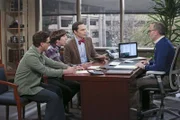Leonard (Johnny Galecki, l.), Howard (Simon Helberg, 2.v.l.) und Sheldon (Jim Parsons, 3.v.l.) können nicht fassen, dass Tim (Jim Holmes, r.) und die Universität bei einer Patentierung ihrer neuesten Erfindung 75 Prozent der Einnahmen für sich beanspruchen will. Eine Lösung muss her ...
