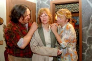 Erschöpft, aber überglücklich berichtet Lisa (Alexandra Neldel, M.) ihren Eltern (Volker Herold, l. und Ulrike Mai, r.) von der Rettung Davids. - (Dieses Foto von Alexandra Neldel darf nur in Zusammenhang mit der Berichterstattung über die Serie "Verliebt in Berlin" veröffentlicht und verbreitet werden.)
