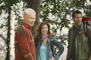 Um seinen Racheplan umzusetzen, überredet Dave (Neal McDonough, l.) Mike (James Denton, r.) und Katherine (Dana Delany, M.) mit ihm zum Campen zu gehen ...