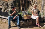 Klara (Wolke Hegenbarth, r.) unternimmt mit ihrem Nachbarn Thomas Wolff (Alex Milo, l.) einen Picknick-Ausflug ins Gr&uuml;ne. Sie besichtigen die H&ouml;hlenwohnungen in Langenstein.