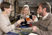 Bei einem kleinen Umtrunk mit Bärbel Schmied (Meike Droste, links) und Dietmar Schäffer (Bjarne Mädel, rechts) anlässlich Bärbels Geburtstag im "Gasthof Aubach" genehmigt sich Sophie Haas (Caroline Peters, Mitte) ein, zwei Gläschen zu viel. Mit fatalen Konsequenzen.