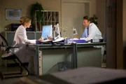 Dr. Martin Stein (Bernhard Bettermann) unterstützt Dr. Lea Peters (Anja Nejarri) bei einem Artikel. Beide sitzen noch spät abends in der Klinik - keinen von beiden treibt irgendetwas nach Hause.