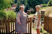 Klara (Wolke Hegenbarth, r.) erfährt von Frau Kausch (Ulrike Bliefert, l.), dass ihr Mann eine Waffe besitzt, eine alte "Walther".