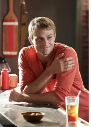 Für Wade (Wilson Bethel) beginnt eine schwere Zeit, als ihm bewusst wird, dass Zoe immer noch zwischen ihm und "golden boy" George schwankt ...