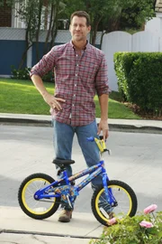 Mike (James Denton) stellt fest, dass Jackson, der Freund von Susan, für M.J. wichtiger wird als er selbst, da er so selten da ist. Um das zu ändern, schenkt er M.J. ein Fahrrad, allerdings hat er keine Zeit, ihm das Fahrradfahren beizubringen - und so springt Jackson wieder für ihn ein ...