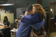 Freuen sich, als sie ihren Fall abgeschlossen haben: Laura (Debra Messing, r.) und Billy (Laz Alonso, l.) ...