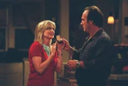 Während sich Jim (Jim Belushi, r.) sicher ist, dass der Mann von Cheryls Freundin mit all den teuren Geschenken sein schlechtes Gewissen unterdrücken will, drängt Cheryl (Courtney Thorne-Smith, l.) Jim dazu, ihr doch endlich auch Mal wieder Schmuck zu schenken ...