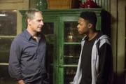 Während Lasalle sich Sorgen um die Gesundheit seines Bruders macht, versucht Pride (Scott Bakula, l.) den Mörder von Danny (Christopher Meyer, r.) und CJ's Pflegemutter zu finden ...