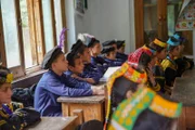 Unterricht in der Kalash-Grundschule in Bumberet. Die Mädchen tragen traditionelle Kalash-Kleidung. Die Jungen unterscheiden sich nur durch die Federn an ihren Hüten von den muslimischen Jungen.