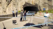 Pathologin Brigita Stevic (Sarah Bauerett, re.) bei dem Toten Marko Mikec (Thomas Dehler, v.), Emil Perica (Lenn Kudrjawizki, Mitte l.) und Stascha Novak (Jasmin Gerat, Mitte r.) leiten die Informationen weiter.