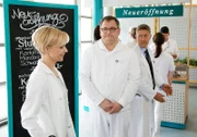 Ein neuer Pächter hat die Cafeteria der Sachsenklinik übernommen. Das Angebot ist erstaunlich gut und vielfältig. Auch Dr. Kaminski (Udo Schenk, re.), Pfleger Hans-Peter Brenner (Michael Trischan, mi.) und Dr. Kathrin Globisch (Andrea Kathrin Loewig, li.) wollen die kulinarische Kost gern testen.