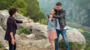 Zoran Djulic (Slavko Popadic, re.) bedroht Jasna Ruda (Meira Marlise Durand, Mitte) und Stascha Novak (Jasmin Great, li.)