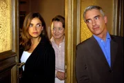Sandras (Rebecca Immanuel, l.) Mutter (Barbara Focke, M.) taucht eines Tages in der Kanzlei auf. Da es zwischen den beiden ständig kleine Streitereien und Missverständnisse gibt, bemüht sich Felix (Christoph M. Ohrt, r.) um eine Versöhnung.