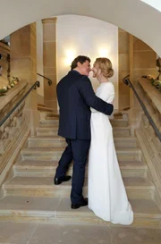 Hochzeit: das Brautpaar Dr.Christian Kleist (Francis Fulton Smith, l.) und Tanja Ewald (Christina Athenstädt, r.) auf dem Weg zum Standesamt.