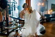 Yasmin Wolters (Lia von Blarer) trauert um ihren ermordeten Geliebten, der ihr angeblich die Hochzeit versprochen hatte.