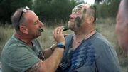 An der Costa Brava bereiten sich Sascha (li.) und Micha auf die Wildschwein-Beobachtung vor