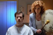Regina Gerlach (Heike Trinker) führt bei Steffen Hartwig (Enno Hesse) ein Trommelritual zur Stärkung durch.