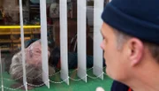 ARD HEITER BIS TÖDLICH - MORDEN IM NORDEN, II. Staffel der Krimiserie am Vorabend mit 16 neuen Folgen, Folge 24 "Jackpot" am Dienstag (21.05.13) um 18.50 Uhr im Ersten. Uwe (Till Huster, r.) findet den toten Kuno Denzer. Der Inhaber eines Schlüsseldienstes in Lübeck hat kurz vor seinem Tod 21 Millionen Euro im Lotto gewonnen.
