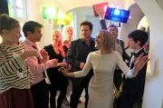 Hochzeitsparty (v.l.n.r.): Rosalie Kleist (Nelly Hoffmann) mit ihrem Vater Dr.Michael Sandmann (Luca Zamperoni), Lotte Ewald (Anne Sophie Triesch), Luisa Ewald (Pauline Angert), Dr.Christian Kleist (Francis Fulton Smith), Piwi Kleist (Meo Wulf), Paul Kleist (Julian König).