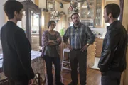 Können Jane (Donna DuPlantier, 2.v.l.) und Joe Trahan (Randal Gonzalez, 2.v.r.) Brody (Zoe McLellan, l.) und Lasalle (Lucas Black, r.) im Fall von Petty Officer Maggie Barringer weiterhelfen?; Können Jane (Donna DuPlantier, 2.v.l.) und Joe Trahan (Randal Gonzalez, 2.v.r.) Brody (Zoe McLellan, l.) und Lasalle (Lucas Black, r.) im Fall von Petty Officer Maggie Barringer weiterhelfen?