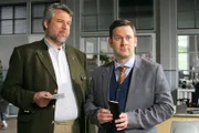 An der Seite von Kommissar Stadler (Dieter Fischer, l.) soll König (Mark-Alexander Solf, r.) Erfahrungen als Kommissar sammeln.