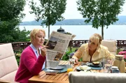 Nele Fehrenbach (Floriane Daniel, l.) ist von ihrer Mutter Mechthild Fehrenbach (Diana Körner, r.) genervt. Ständig stört Mechthild beim Zeitungslesen ...