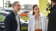 Dr. John Watson (Martin Freeman) hat Molly Hooper (Louise Brealey) gebeten, Sherlock zu untersuchen, der den schmerzhaften Verlust seines einzigen Freundes selbstzerstörerisch mit Drogen betäubt.