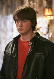 Ned (Christopher Sanders) hat es schwer erwischt. Er hat sich in Lisa Benton verliebt. Allerdings scheint Lisa ein dunkles Geheimnis zu umgeben ...