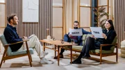 Tara-Louise Wittwer (r.) und Ozan Tas (M.) zu Gast bei Leon Windscheid (l.) auf der Couch.