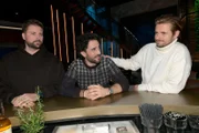 John (Felix von Jascheroff, l.) und Philip (Jörn Schlönvoigt, r.) freuen sich, dass Tobias (Jan Kittmann) ihre Schwester Emily wieder glücklich gemacht hat.