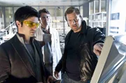 Dank der DNA-Untersuchungen des Pathologen Roland Meisner (Robert Lohr, M.) kommen Andreas (Maximilian Grill, l.) und Mick (Henning Baum, r.) einem ziemlich ausgebufften Spiel auf die Spur ...