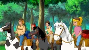Bibi (r.), Tina (2. v. l.) und Alex (2. v. r.) freuen sich auf den gemeinsamen Ausritt. Freddy (l.) reiht sich zunächst unsicher auf Topsy ein.