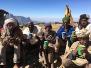 Die Bauernim Hochland des Simien-Nationalparks erhalten Brot und Bier beim sonntäglichen Gottesdienst.