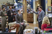Raj (Kunal Nayyar, l.), Wil (Wil Wheaton, 2.v.l.), Leonard (Johnny Galecki, r.) und Bernadette (Melissa Rauch, r.) stoßen auf das Geburtstagskind Sheldon (Jim Parsons, 3.v.l.) an. Auf den wartet außerdem noch eine Überraschung ...