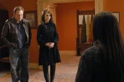 Melinda (Jennifer Love Hewitt, M.) erzählt Delia (Camryn Manheim, r.) von ihren Fähigkeiten.