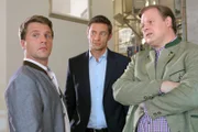 Das Opfer drohte, seinen Schwiegersohn (Peter Nitzsche, l.) aus der Firma zu entlassen. Die Cops (Michael A. Grimm, r.; Igor Jeftic, m.) vermuten dahinter ein Tatmotiv.
