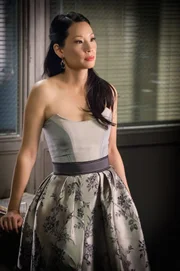 Ist einiges gewohnt, was die unorthodoxen Ermittlungsmethoden ihres Partners Holmes betrifft: Dr. Joan Watson (Lucy Liu) ...