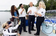 Das Team der Wapo (v.l.n.r.): Max Weber (Oska M.Borcherding), Jasmin Sayed (Sesede Terziyan), Fahri Celik (Hassan Akkouch), Wolf Maletzk  (Christoph Grunert), Hanna Kowollik (Marie Schöneburg) und Hund Stulle, freut sich, endlich wieder vollständig zu sein.