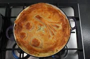 Leek Pie (Lauchkuchen) ist ein Klassiker der walisischen Küche. Die Zutaten: Lauch, Kartoffeln, Cheddar, Gewürze und Béchamelsoße unter einem Blätterteigmantel