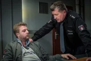 Hans (Bruno F. Apitz, r.) glaubt Mads Groß (Nils Dörgeloh,, l.) nicht, dass dieser nichts mit der Entführung von Hallers Tochter zu tun hat.
