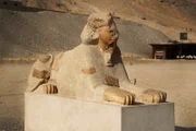 Deir el-Bahri, Ägypten - Sphinx außerhalb des Totentempels der Hatschepsut.