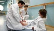 Dr. Philipp Brentano (Thomas Koch, li.) hatte dem frisch operierten Mirko Weiß (Moritz Leu, re.) strikte Bettruhe verordnet. Nun ist er zusammengebrochen und seine frisch operierte Gefäßprothese ist herausgerissen. Nur Kris Haas (Jascha Rust, mi.) ahnt, was Mirko auf dem Gang zu suchen hatte.