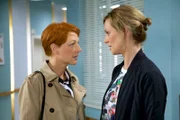 Als Pia Heilmann (Hendrikje Fitz, links) zufällig auf Dr. Lea Peters (Anja Nejarri) trifft, will sie eine Erklärung: Wie konnte Lea, als Ärztin, so unverantwortlich handeln? Lea ist völlig klar, dass es ein Fehler war, Roland Heilmann fit zu spritzen, doch rückgängig kann sie es nicht mehr machen. Sie erklärt Pia aufrichtig, wie leid es ihr tut.