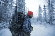 Kaleb Rowland jagt einen Bären. (National Geographic/Tyler Colgan)