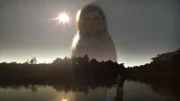 Russische Puppe erscheint über einem See - ein Zeichen der Mysterien des Universums.