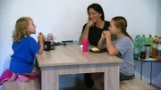 Die alleinerziehende Natascha (36) ist nur mit ihren beiden Töchtern zuhause, weil Sohn Tyler (7) noch auf Klassenfahrt ist.