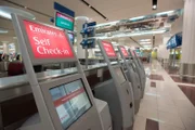 Internationaler Flughafen Dubai - Self-Check-in-Automat. Um die Zahl der leeren Plätze durch nicht erschienene Passagiere zu minimieren, ist es bei den Fluggesellschaften üblich, die Flüge zu überbuchen.